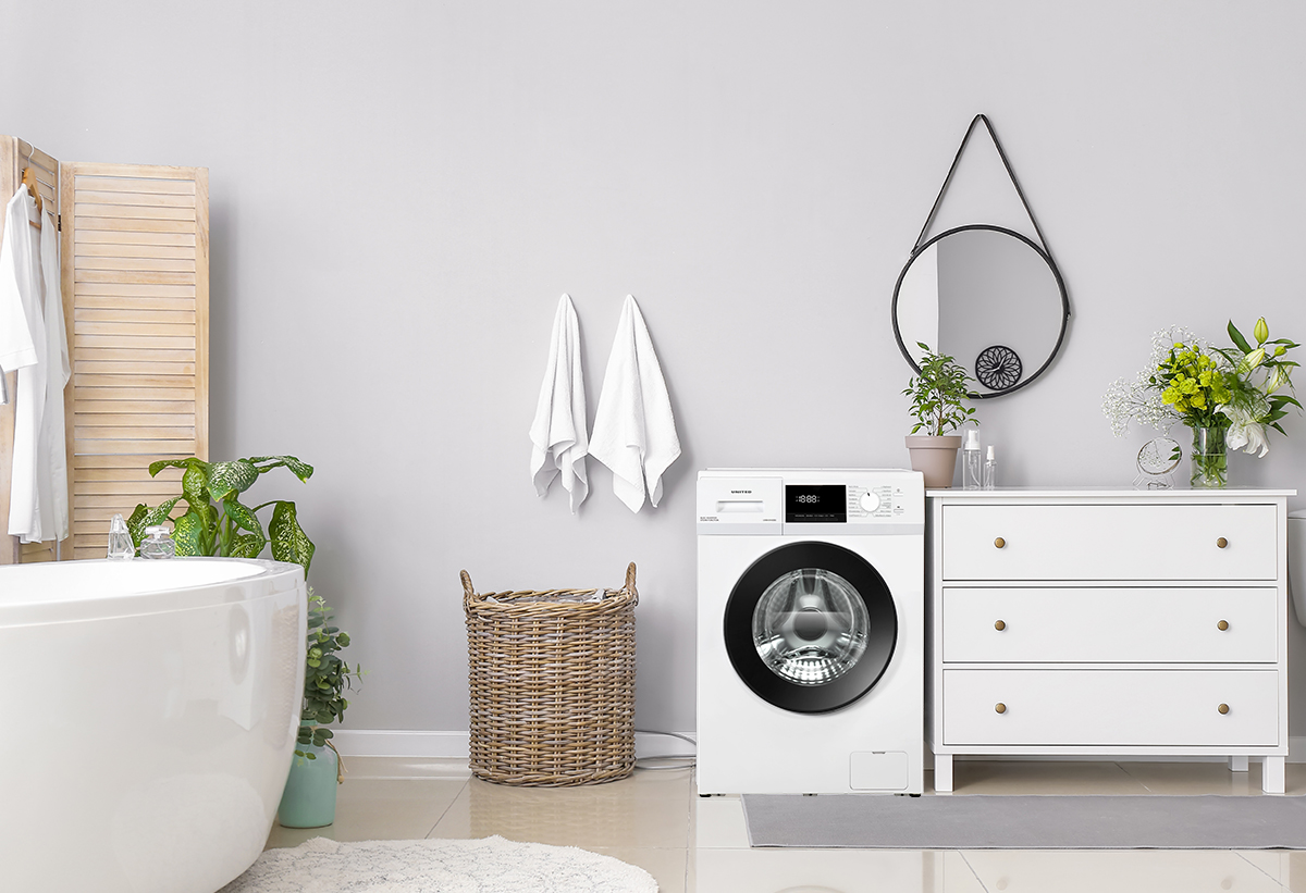 Απεικονίζεται το πλυντήριο τοποθετημένο σε ένα μπάνιο.